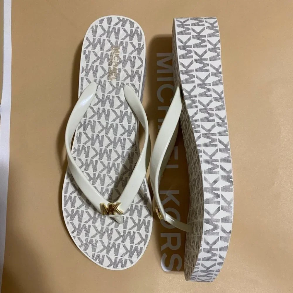 Michael Kors Flip Flop slipper  -Vanilla - Picture 7 of 13